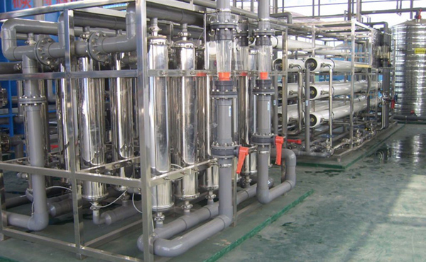       化工行業(yè)中的高純水主要應(yīng)用于電池行溶劑用純水、化學(xué)分析、化工材料、產(chǎn)品清洗、物質(zhì)的分離、濃縮、提純，廢物回收等場合的用水，對于水質(zhì)要求相對來說不是太高，純水電導(dǎo)率從0.1uS/cm-20uS/cm就基本上能滿足要求。我們公司可根據(jù)客戶對水質(zhì)的具體要求，采用反滲透，離子交換，EDI等超純水生產(chǎn)工藝的不同組合，生產(chǎn)出即經(jīng)濟實用，又
